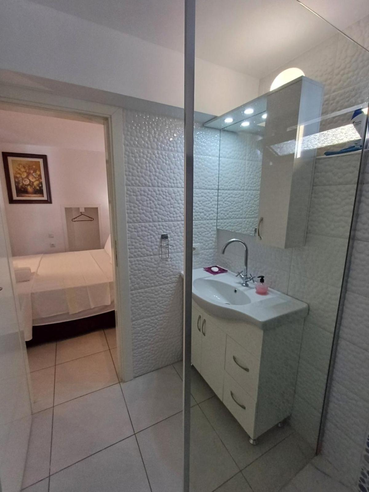 The White House Apartment Divjake Bagian luar foto